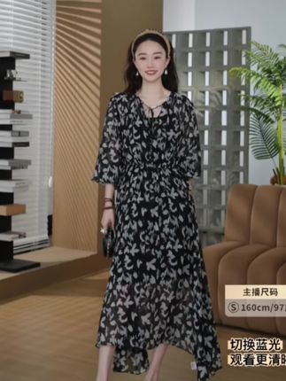 HELA AOMI“桑蚕丝100% 蝶梦云赏”印花V领森系连衣裙#连衣裙 #今天穿什么 #强烈推荐