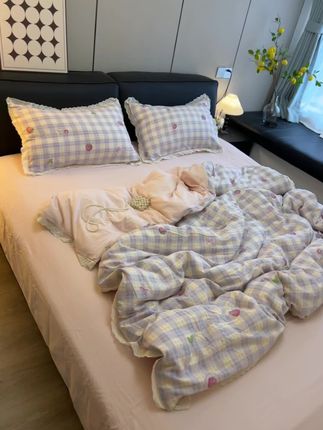 宝子们!谁懂啊!这床品直接把“少女心卧室”焊在我家了~💖 双层纱面料的格纹套件也太治愈了!淡粉底色配浅蓝格纹,还藏着小草莓图案,蕾丝花边一整个温柔住,触感软乎乎像云朵,睡在里面感觉自己是偶像剧女主,每天起床都变幸福了~#面料柔软舒适 #家纺床上用品 #双层纱四件套 #床上用品 #四件套