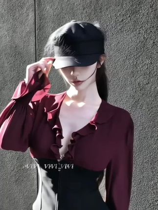 【暗夜玫瑰】法式v领荷叶边撞色拼接收腰上衣2025新款显瘦短裤套装#短裤套装 #短裤推荐 #短裤搭配