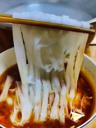 #嗦粉 贵州人的乡愁或许就是这碗粉了,怎么吃都不腻!#太好吃了 #米粉 #贵州丝丝粉 #贵州米粉