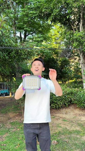 太阳能爆亮投光灯 太阳能爆亮投光灯,66颗加大爆亮灯珠,5种灯光模式调节,防雨防水,太阳能充电线两种充电方式,能当充电宝#灯火小院 #太阳能灯 #太阳能应急灯