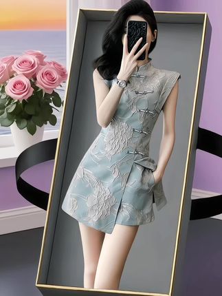 **🌸 她穿着这身国风套装赴约,他看呆了…** ,那晚微风轻拂,她一身「复古刺绣衬衫+高腰短裤」,衬得气质温柔又高级✨ 他愣了几秒,轻声说:"你今天…特别好看。"#夏日约会穿搭 #小个子穿搭 #新中式国风 #显瘦套装 #气质女神 @抖加🔥上热门🔥dou+🔥热点宝 @上热门🔥🔥🔥