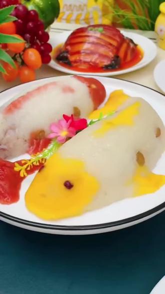 今年年夜饭的餐桌上一定要有这道年年有余,寓意着新的一年红红火火,富贵吉祥。从冰箱拿出来,不用解冻,自开一个小口,直接上锅蒸三十分钟即可,倒扣在盘子上就可以了。里面有糯米、山楂、葡萄干和红豆沙,甜甜糯糯的,好吃好看,寓意也好,而且价格也很划算。#八宝饭 #年年有鱼八宝饭 #糯叽叽#很好吃😋#年货备起来