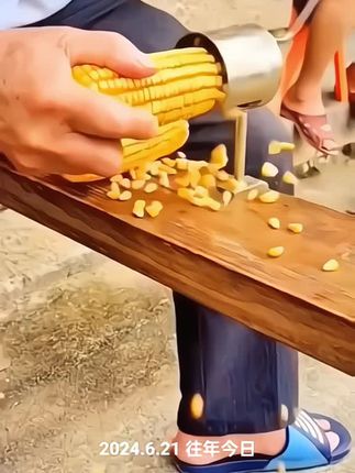 手摇玉米脱粒机拨玉米剥玉米神器家用小型剥玉米神器家用脱玉米#剥玉米神器 #玉米脱粒机 #生活好帮手 @巨量千川