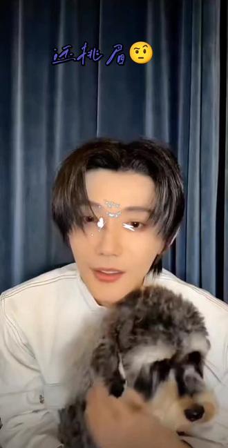 郝熠然直播,云旗全程在线陪播🍬
专职灯光师+背景音,暗糖拉满
双向奔赴,心动永不散
一有动静就回头,下意识的牵挂最甜
今晚的糖,是专属两人的温柔
#郝熠然 #云旗 #双向奔赴 #宝藏CP