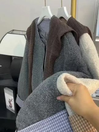 #韩系穿搭 #新款 姐妹们,新款外套自带毛球披肩,太好看了!#外套穿搭 #慵懒风穿搭 #保暖穿搭