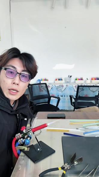 冬天到了,怎么能少的了一只琉璃企鹅🐧呢?#琉璃 #烧玻璃 #手工diy