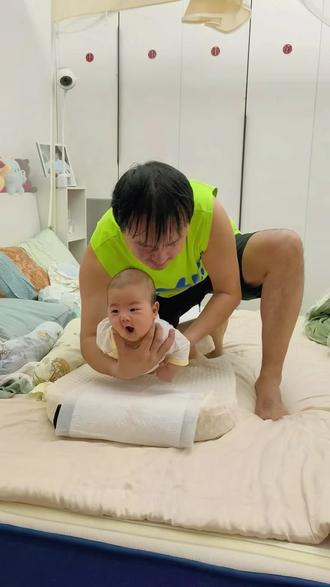 第77天/我家小宝已经可以连续抬头三分钟啦,两个多月的宝宝一般抬头多长时间算达标呢?#小奶娃 #练抬头 #宝宝趴着的样子好可爱 #人类幼崽成长记