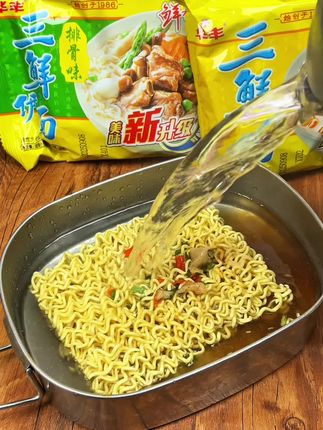 始于1986年的 #华丰三鲜伊面 是许多8090后心中的经典美食,承载着他们满满的怀念与回忆! #三鲜伊面 #冲泡方便面 #泡面