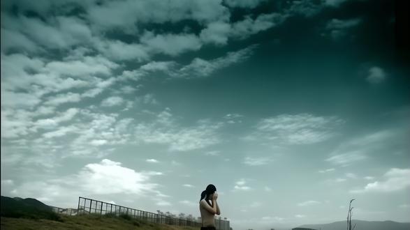 徐懷鈺【I can't cry】原版4K修复版 #徐怀钰 #原版 #4K #我不能哭
《I Can't Cry》是徐怀钰 1999 年发行的韩式抒情代表作,由韩国音乐人崔俊英作曲、厉曼婷填词,收录于专辑《天使》。以 “不哭的坚定” 为核心,融合韩式流行编曲与徐怀钰清亮唱腔,刻画少女面对爱情挫折时的倔强与成长,是 90 年代末华语乐坛 “韩式风” 的标志性作品。
创作灵感聚焦 “少女式倔强爱情观”:爱里受伤却不流泪,拒绝用眼泪博取同情,以坚强姿态面对疏离与质疑。灵感源自韩式都市抒情的 “隐忍力量感”,厉曼婷以 “眼泪不是武器” 为核心,写出少女在感情里的纯粹、执着与不服输;作曲崔俊英则用流畅起伏的旋律,贴合 “强忍泪水、内心倔强” 的情绪张力。
创作背景
跨国制作契机
1999 年徐怀钰筹备第三张专辑《天使》,滚石唱片为打造 “国际感”,远赴韩国制作,邀请崔俊英(Choi Jun Young)作曲、李英基(Lee Young Gi)编曲,融合韩式流行的精致感。
专辑主打 “多元化曲风”,涵盖流行、舞曲、抒情,《I Can't Cry》作为抒情主打,平衡徐怀钰一贯的 “古灵精怪” 形象,展现成熟细腻的一面。
录制与演绎
徐怀钰在韩国完成配唱,制作人李英基要求唱腔 “清亮中带倔强”,弱化甜美感,突出情绪的坚定与克制。
录制时徐怀钰以 “直白有力” 的方式演绎,真假音转换自然,副歌 “I Can't Cry” 反复吟唱,强化 “不哭” 的核心态度,贴合少女不服输的性格。
歌曲特色
曲风与编曲
韩式抒情曲风,节奏明快流畅(BPM 104),旋律起伏细腻,兼具流行度与情绪感染力。
编曲融合韩式流行元素:钢琴和弦铺垫、轻量鼓点推进,搭配弦乐点缀,后半段加入合成器音色,营造 “坚强又略带伤感” 的都市氛围。
演唱表现
徐怀钰唱腔 “清亮倔强、甜而不腻”,高音通透有力,低音温柔细腻,完美诠释少女 “爱得深却不软弱” 的状态。
咬字清晰干脆,副歌部分情绪层层递进,将 “强忍泪水、坚持自我” 的倔强感演绎得淋漓尽致。
歌词内涵
核心是 “独立少女爱情观”:不认同 “为爱落泪才动人”,面对对方的冷漠与质疑,坚持天真与真诚,拒绝用眼泪换取同情。
金句突出:“流泪不是我的武器”“不哭的伤心是一种坚定”,直白传递女性独立态度,引发年轻女性共鸣。
所属专辑
专辑《天使》,1999 年 5 月 1 日由滚石唱片发行,为徐怀钰第三张个人专辑,
