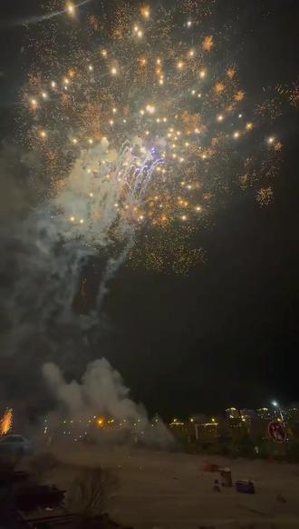 岁启丙午,时逢新元。春归大地,福满人间。
瑞气盈门,和风送暖;祥光普照,嘉景呈妍。
山河焕彩,家国长安。亲朋聚首,笑语嫣然。
愿君前程似锦,策马扬鞭;岁岁安康,日日清欢。
时和岁稔,万事顺遂;福泽绵长,喜乐常延。
#2026 #新年快乐 #新年祝福 #点亮世界点亮你#除夕 @DOU+上热门 @DOU+小助手 @抖音热点