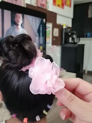 被同事追问了一路的花朵发绳,终于找到机会分享!它不是那种夸张的款式,花瓣的弧度很细腻,扎低马尾时露在耳后,温柔又显气质。高弹力的绳体完全不挑发量,粗硬发质扎一整天也不会勒得头皮疼,蹦跳、通勤都纹丝不动,是精致女孩的隐藏小心机没错了#头饰发饰 #儿童发饰 #日常儿童编发 #发圈头绳 #手残党也能学会的发型