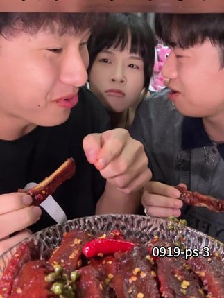 可恶的“魏玲莹”,这么爆辣过瘾,嚼劲十足的鸭翅居然不让人吃!#解馋 #偷吃 #零食推荐 #鸭翅