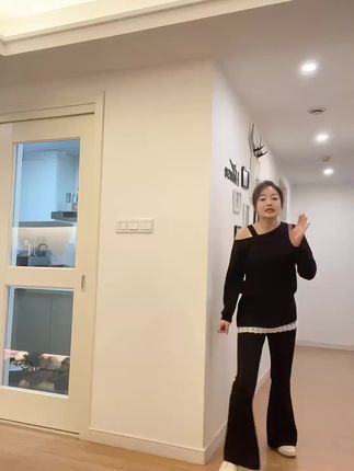 200斤内的姐妹都可以穿,一套直接出门不需要考虑搭配,拼接蕾丝,洋气时尚,宽松版型,遮肉显瘦,不挑人#早秋不费力显贵穿搭 #早秋穿搭公式来了 #微胖衣服测评 #秋日韩系穿搭走起 #无限回购的宝藏单品