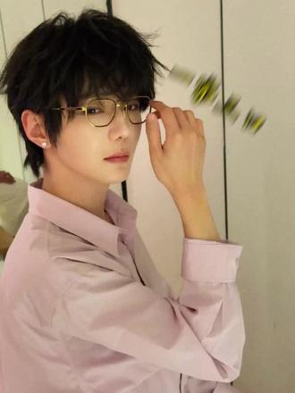 #郝熠然#star和豆芽#小普洱#我担秒了全世界 #全世界安利郝熠然
一家三口@郝熠然 #star和豆芽