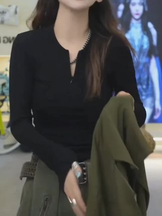 姐妹们,这件收腰上衣真的太绝了,修身的版型加上独特的明线设计,把我们的腰线跟胸型都勾勒得特别好看,而且它还能很好的遮住肚子上的肉肉,穿上之后就是那种纯欲又甜美的感觉。#时尚穿搭时尚穿搭时尚 #气场全开 #美爆了 #气质范 #女神范