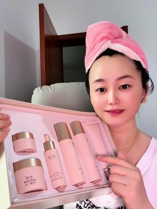 化妆品当然是选大牌#澳兰黛燕窝润莹六件套啦#孕妇都能用的化妆品,成分真的是太安全不过啦,喜欢的赶紧下单#自用好物分享 #好物推荐分享