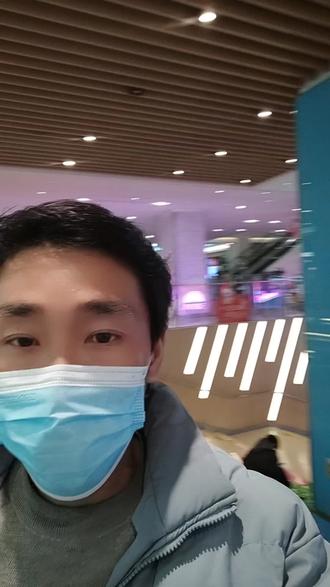 昆山南站有很多拉皮条的,就是介绍旅客用什么什么打车软件来打车的,其实他们也是有返费的,咋日拉到两个女生、被他们忽悠的用了两个打车软件来打车,用了一个平台来打车说打不到车,然后又用一个平台来打车,那么他们就是有了双重的返费,关键是他们还向这俩个女生索取了17块钱的感谢费。😂😂
