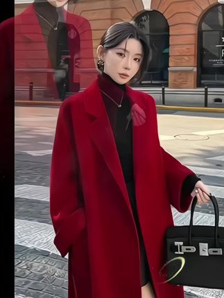 秋冬宽松结婚穿毛呢外套 #时尚潮流穿搭 #这款秋冬红色呢子外套,专为新娘打造。经典红色喜庆又大气,呢子面料挺括有型,保暖性好。精致剪裁凸显身材,无论是婚礼仪式还是日常穿搭都很合适。让你在秋冬季节,既美丽动人又温暖舒适,成为人群中最亮眼的焦点。