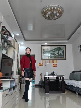 我的新款时尚蝙蝠袖短款毛衣针织衫外套穿起真是太美啦! 宽松的设计,春秋外搭长袖针织开衫外套,时尚百搭显气质,针织面料柔软舒适,质感十足,无论是搭配牛仔裤,短裙还是长裤,都能轻松驾驭出不同的风格,春秋必备款,快来下单吧#春秋新款#时尚穿搭#谁穿谁好看#穿出自己的风格