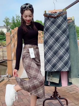 “如果不用考虑茶米油盐,我想每个女人都可以很甜,只是生活总让人无语,我的义无反顾得不到珍惜…”#气质半身裙 #格子控 #半身裙搭配