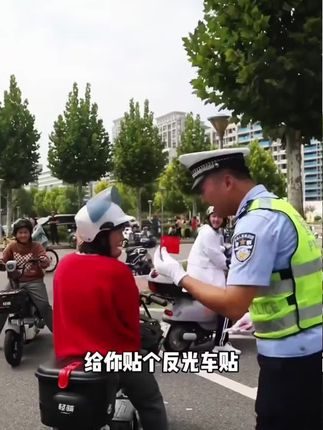 一面国旗车贴,一份家国担当。贴在车身上,是看得见的热爱;映在眼眸里,是藏不住的自豪。无论风雨兼程还是晴空万里,让这抹中国红成为路上最动人的风景,见证每一次平安抵达!#中国 #祖国万岁 #车贴