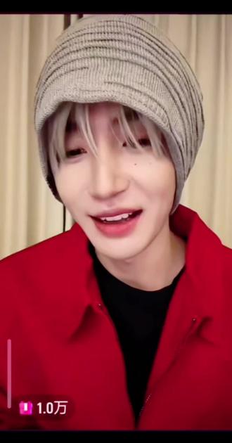 翅的2.20直播切片 哥哥红衣配冷帽好帅#张翅 #直播录屏分享 @张翅