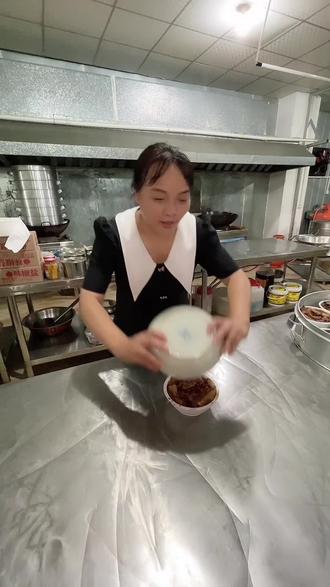 不会翻扣肉的来看了 动作要快 香芋扣肉现场翻给你们看所见即所得#香芋扣肉 #芋头扣肉 #广西扣肉