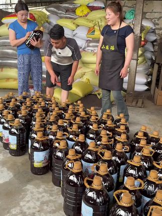 小瑶卖菜籽油三年,得到了很多朋友的支持与认可,坚持收本地菜籽油采用传统物理压榨,这样保留了时候的味道 家乡的味道。#菜籽油 #家乡的味道 #我为家乡农产品代言 #好物推荐🔥 #小时候味道