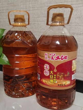 宝子们,秋天一定得入这桶黑土地笨榨大豆油!   整整5升大容量,为家庭烹饪续航。源自黑土地,那可是大自然的馈赠,孕育出的大豆颗颗饱满。采用笨榨工艺,锁住原汁原味,满满的豆香。用它炒菜,不糊锅,菜品色泽鲜亮;炸东西,酥脆喷香,还不容易产生油烟。秋日里,用它为家人烹饪美味佳肴,炖菜香得直冒热气,煎炒烹炸都出彩。这桶油,是厨房好帮手,快把它收入厨房,开启秋日美食之旅!#强烈推荐 #抖音推广 #食品安全 #大豆油#食用油