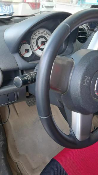 自己动手不求人,马自达2更换挡风玻璃清洁水泵作业