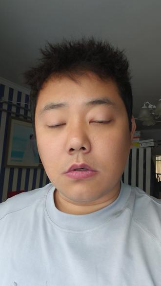 像舅舅这种医生现在还有吗? 舅舅以前是医生,以前小时候都是先看病再结账,他没结账的单子一箱子,以后全拿去烧了。
我觉得舅舅作为医生,有这样的行医理念和做法,是能体现出他对患者的关怀以及医者仁心的高尚品德,在那个年代能做到先看病后结账,还将未结账的单子烧掉,这种行为真的很让人敬佩,也传递出了温暖的医患情谊,这种医生现在还多吗?