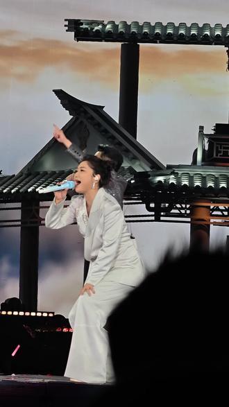 是谁在唱歌,is me! 大型军训现场!这谁能能忍住不唱??#凤凰传奇 #凤凰传奇玲花 #凤凰传奇曾毅 #凤凰传奇经典歌曲 #凤凰传奇深圳演唱会