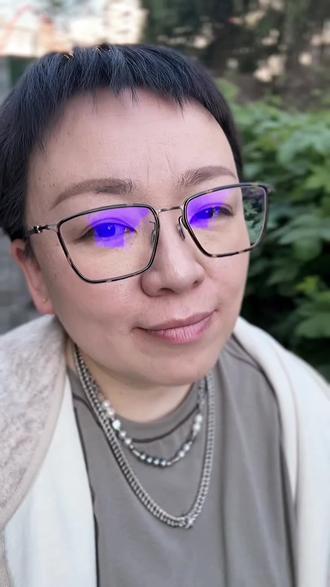 冬季保暖衣别被成分表PUA!
舒服才是王道!
对着保暖衣成分表犯强迫症的痛面一会儿纠结锦纶是不是不如全棉?
一会儿担心氨纶不够会松垮?
粘纤、聚酯纤维看得头大,总觉得成分越复杂越“高级”
结果花大价钱买的“高科技款”穿一天勒得喘不过气…
还有被吹爆的100%全棉!
品质是真的好,摸起来软乎乎的,但早八通勤党真的伤不起!
挤地铁出汗粘在身上,久坐还容易皱成咸菜干,穿毛衣里鼓鼓囊囊显壮,逛街暴走两步就往下滑,边走边扯衣服也太尴尬了…
直到我悟了:
保暖衣选对的,不选“贵的”“复杂的”!
厂家做那么多成分组合,
本来就是为了适配不同人群啊!
*早八/逛街党爽点暴击:
混纺款才是天选!氨纶+粘纤/聚酯纤维的组合,修身不勒肉,贴身穿像第二层皮肤,
塞进毛衣里完全隐形显瘦~
抗皱免烫,早上随便套上就出门,挤地铁出汗也不粘身,暴走一万步不溜肩、不掉档,回家脱下来还是平整的!
*成分焦虑退退退!
别再对着成分表死磕了!不管是锦纶还是混纺,核心就看3点:
摸起来柔软不扎肤、试穿活动自如不紧绷、贴合身体不跑位…
厂家做了那么多品种,总有一款适配你的需求—怕冷选厚一点的混纺,怕闷选轻薄透气款,不用跟风追爆款,适合自己才是yyds……
现在我的冬日续命保暖衣,都是摸着手感对了就冲!
早八穿它赶地铁、下班逛街约会,舒服到忘记穿了保暖衣,显瘦不臃肿,再也不用为了“成分高级”委屈自己~
小tips:买之前一定要摸手感!优先选带氨纶的混纺款(弹性好、不易变形),全棉适合居家穿,通勤党直接冲混纺,闭眼不踩雷!
你们冬季保暖衣最爱哪种材质?有没有无限回购的宝藏款?评论区交流~一起躲开保暖衣坑!
#冬季穿搭 #打底 #保暖打底衫 #早八穿搭 #通勤穿搭