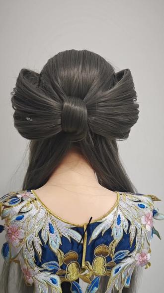 正面猫耳朵背面蝴蝶结的发型,也太好看了吧,快去学#盘发 #盘发教程 #编发 #编发教程#超简单的盘发