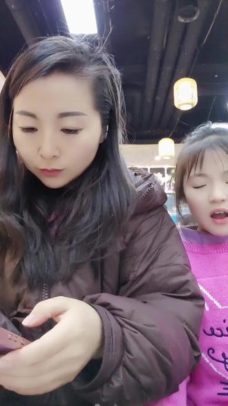 期待已久的《岁月静好》童声版终于来了,明日(8号)上午10点,锁定@静静(崴辣姑姑团长) 直播间,对了,词曲作者@大庆小芳🆕组合 老师线上助阵哦#岁月静好 #岁月静好童声版 #徐子淳歌曲 #大庆小芳