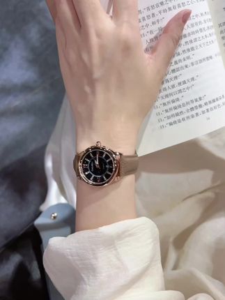 戴自己喜欢的首饰,穿自己喜欢的衣服,和不累的人相处。#左手戴表的女人 #时尚