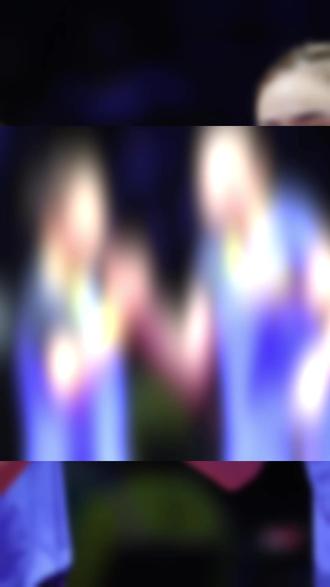 山东队夺全运会女团冠军 11月19日,第十五届全运会乒乓球项目成年组女团比赛落下帷幕。决赛打满五盘,最终山东队战胜河北队,获得女团冠军,河北队获得亚军。上海队在铜牌赛中战胜黑龙江队,获得季军。
女团决赛首盘,陈梦/王晓彤利用正手的强势进攻,突破了何卓佳/王添艺的防线,直落三局占得先机。
第二盘孙颖莎占据前三板优势,稳稳把握住自己的发球轮先下一城;两人的第二局十分胶着,孙颖莎几度领先,都被范思琦咬回比分,最后孙颖莎利用落点变化拿下关键分,11:9再下一城;第三局孙颖莎利用犀利的前三板和尖锐高质量的进攻一路领先,但在10:7领先后被范思琦连拿5分丢掉一局;第四局孙颖莎展示了极强的正手能力,加入了相持和节奏变化,3比1为河北队将大比分扳平。
第三盘陈梦坚持战术,将落点给到王添艺的正手位,加上旋转变化,直落三局战胜王添艺,为山东队再次获得领先优势。
第四盘孙颖莎展现出超强的实力,节奏和落点都更胜王晓彤一筹,3比0拿下第四盘,比分再度打平。
范思琦和何卓佳两位进入决胜盘的运动员都需要克服心理上的巨大压力,两人纠缠到了决胜局,最终范思琦在0比2落后的不利局面下主动进攻、战胜了压力,逆转取胜,也为山东队拿到了这宝贵的一分。
#全运会 #乒乓球