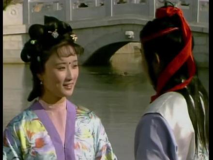 #红楼梦 、香菱判词:桂王朱由榔的流亡血泪
判词原文:
根并荷花一茎香,平生遭际实堪伤。
自从两地生孤木,致使香魂返故乡。
流亡皇帝的“莲藕劫”
香菱原名甄英莲(谐音“真应怜”),其判词中的“桂花”与“莲藕”构成双重隐喻:
- 桂王之殇:朱由榔袭封桂王,其父朱常瀛为万历帝第七子,封地衡阳。1646年隆武帝殉国后,他在肇庆登基,年号永历,成为南明最后一位皇帝。
- 吴三桂之劫:“两地生孤木”拆字为“桂”,直指吴三桂。1662年,吴三桂率清军入缅,将朱由榔从茅草屋中拖出。据《求野录》记载,这位皇帝被弓弦绞杀前,只留下一句:“朕本北人,欲还见十二陵而死!”
南明政权的“水涸泥干”
判词画面“一池沼水涸泥干”,暗喻永历政权的覆灭轨迹:
1. 桂林血战:1652年,李定国“两蹶名王”(杀孔有德、尼堪),一度收复广西。但孙可望内斗,导致大好形势逆转。
2. 缅甸陷阱:1659年朱由榔逃入缅甸,42名随从遭缅军诱杀于“咒水之难”。缅王将他献给吴三桂时,南明官员哭喊:“我等岂能重演靖康之耻!”
3. 篦子坡绞杀:昆明篦子坡行刑时,吴三桂命人用弓弦勒颈。民间传言,朱由榔颈骨断裂之声,竟震碎行刑柱上铜环——这是大明最后的悲鸣。