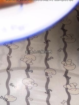 f号 8090后的!小时候的回忆,这个余三娃板鸭,都是老鸭子制作的,全程手工夹毛,柏香树烟熏而成,全家老小都爱吃,喜欢的朋友左下角下单。#余三娃板鸭 #烟熏板鸭 #源头厂家#非遗美食