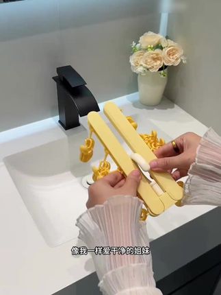 假期旅游住酒店一定要带上这种折叠的晾晒架,晾晒内衣裤用自己带的更放心,小小一个折叠起来还不占地方#折叠晾晒架 #出差旅行必备 #旅行好物 #折叠衣架