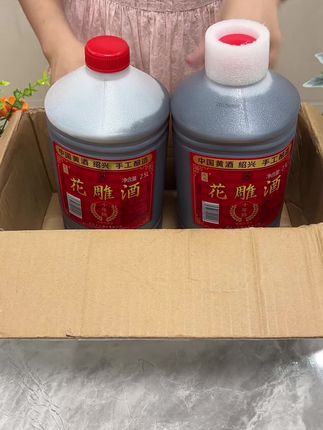 家人们!炒菜去腥别再当韭菜了!超市那小瓶料酒,又贵又不经用,一瓶够买我手里这桶5斤装的了!  这可不是普通料酒!绍兴陈酿花雕酒打底,还加了葱根、姜片,去腥直接翻倍!配料表比我脸还干净——就水、糯米、小麦,自然发酵的老味道,炖肉炒菜往锅里一倒,香味能飘到楼道! 5斤装够吃大半年!家里天天开火的,赶紧囤两单#花雕酒 #绍兴花雕酒 #绍兴花雕酒十年陈 #纯粮酿造 #厨房好物