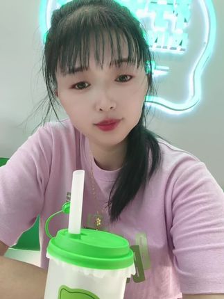 逛累了买杯奶茶喝一下,在玩下抖音😊