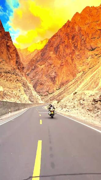 对距点丈量着远方,处境沉淀着当下,而我的书,藏着这两者之间的答案。#阎鹤祥 #阎鹤祥北极南极穿越摩旅 #摩托一扔跳进那绿海 #摩旅日记 #人生对跖点