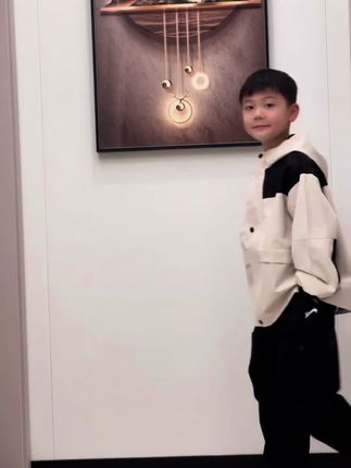 户外冲锋衣还是套装😯,一件上衣的价格到手一套!帅气的小孩哥已经入秋了~🍂🍃#男孩子也要有衣品 #男童套装 #骗你生男孩