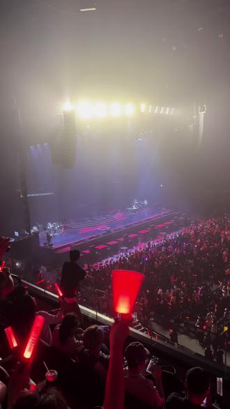 3.21卫兰澳门银河演唱会#卫兰 #卫兰演唱会
散场的时候已经走到出口了,没想到大家突然一起喊安可,第一次喊到自己想听的歌 🥹🥹🥹
小学在电脑里听到的声音就这么出现在我面前,卫兰你把声真係好jeng啊!! !!