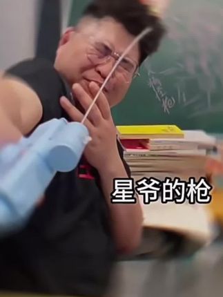 双面反转水枪儿童玩具古灵精怪创意整蛊呲水枪反向喷水玩水#万万没想到 #创意玩具 #水枪 #反向水枪 #何晨光