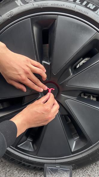 特斯拉原车轮毂黑漆漆一片过于沉闷,装上这个logo贴,马上灵动轻快了不少,画龙点睛,可以安排#特斯拉 #轮毂标 #专车专用 #焕新版model3