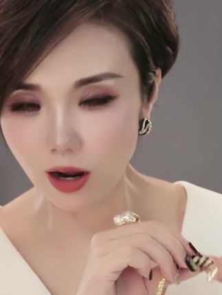 铜合金合成锆石耳饰 法式精致条纹耳钉女高级感轻奢洋气耳环#热门 #热门音乐🔥 #热门短剧推荐