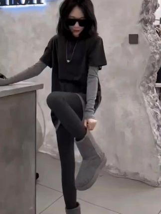 #dou上热门#早秋黑白灰穿搭测评 #看我把穿搭逆袭 #休闲舒适 #两件叠穿长袖洋气T恤